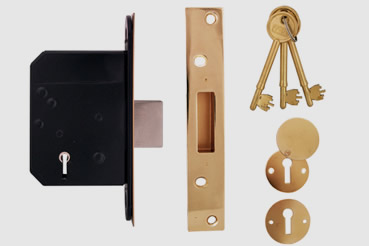 Deadlock Installation by Welwyn Garden City master locksmith 